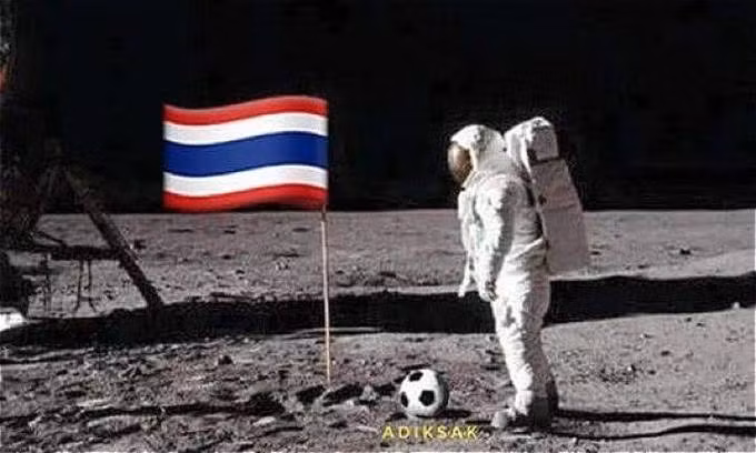 Adiksak là người sút trái bóng ra khỏi hành tinh.