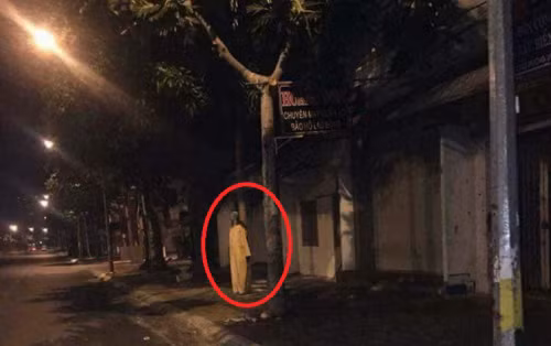 Bên cạnh những ý kiến cho rằng đây chỉ là trò chơi đùa thì nhiều người cũng lên tiếng phản đối kịch liệt về trò đùa này bởi nó sẽ khiến người đi đường mất tập trung và rất dễ xảy ra tai nạn đáng tiếc.