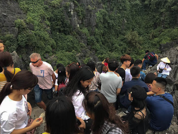 Đầu xuân, lượng khách du lịch du xuân ở Ninh Bình tăng lên, Hang Múa cũng là một trong những địa điểm du lịch hot.