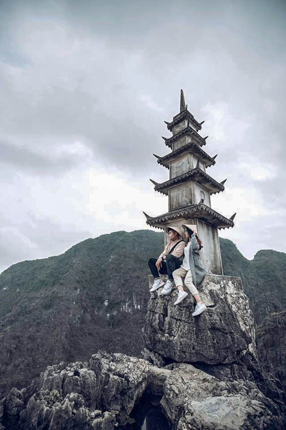 Cụ thể nickname H.H bình luận: "Văn hóa xếp hàng của người dân Việt thường khá thấp, cứ nhìn vào cảnh thanh toán ở siêu thị, dòng người chen lấn xô đẩy thấy mà choáng. Nhưng xếp hàng để chụp ảnh như này mình thấy khá ổn.