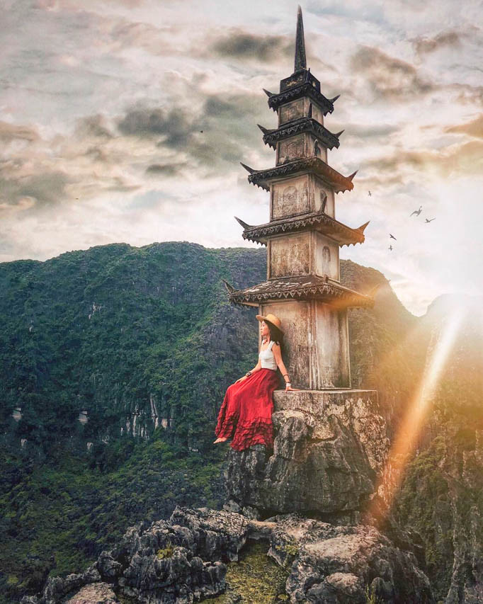 Cái tên Hang Múa có từ câu chuyện của Vua Chúa thời xưa, chuyện rằng khi vua Trần rời Đô về Hoa Lư, Người thường tới chốn này để nghe các cung tần mỹ nữ đàn ca, múa hát, từ đó dân gian gọi là hang Múa.