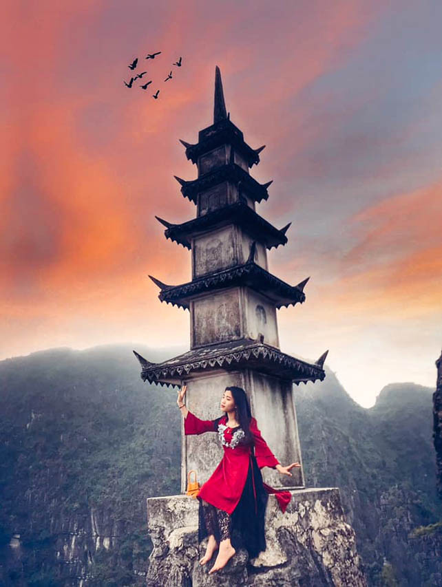 Tọa lạc ở thôn Khê Đầu Hạ, xã Ninh Xuân, huyện Hoa Lư, hang Múa nằm dưới chân núi Múa hình quả chuông lớn úp ngược thuộc quần thể Khu du lịch sinh thái Tràng An.