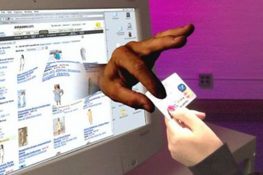 Đầu tiên hãy nhìn vào những chiêu thức lừa đảo có thể diễn ra khi vay tiền theo dạng online.Những đối tượng cho vay nhắm vào những người đang cần tiền vay gấp, không thể vay được ngân hàng vì không đủ điều kiện. Chính vì thế, ở trên các trang nhóm cho vay tiền nhanh đã có hàng trăm người dính bẫy.