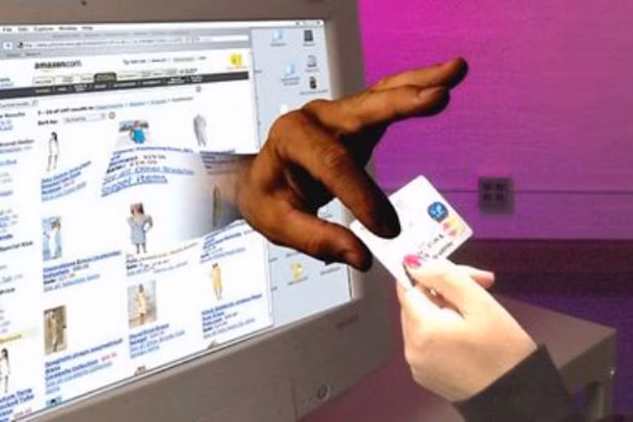 Đầu tiên hãy nhìn vào những chiêu thức lừa đảo có thể diễn ra khi vay tiền theo dạng online.Những đối tượng cho vay nhắm vào những người đang cần tiền vay gấp, không thể vay được ngân hàng vì không đủ điều kiện. Chính vì thế, ở trên các trang nhóm cho vay tiền nhanh đã có hàng trăm người dính bẫy.