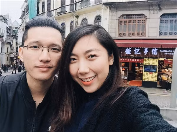 Huỳnh Mi sinh năm 1993, là em gái kế Trấn Thành, cô đã tốt nghiệp một trường Đại học Quốc tế tại Việt Nam.