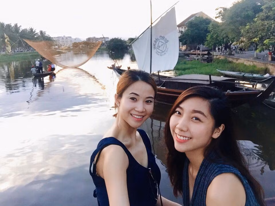 Cuộc sống xa hoa của Huỳnh Mi được cô chăm chỉ cập nhật trên trang cá nhân. Cô nàng 9X này thường dành thời gian rảnh cho các chuyến du lịch nước ngoài, đến những nơi vô cùng sang trọng và check in tại các nhà hàng, khách sạn xa xỉ và cao cấp.