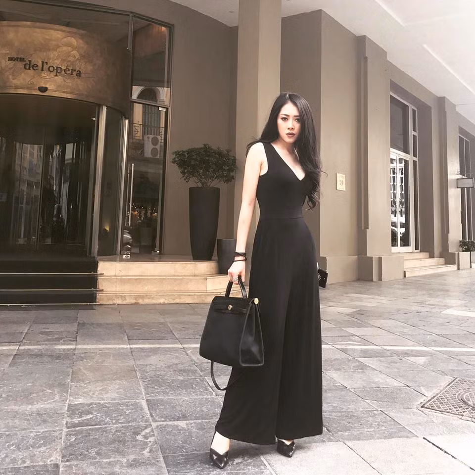 Chia sẻ về tông màu chủ đạo của mình, Mai Sương cũng chia sẻ thêm:"Màu đen đôi khi còn được gọi là sắc câm, nếu diện phong cách thời trang all-black một cách quá cứng nhắc sẽ gây cảm giác nhàm chán. Do vậy hãy lưu ý thật nhiều đến những tiểu tiết của những item khác như phụ kiện điểm màu trắng và những đôi giày".