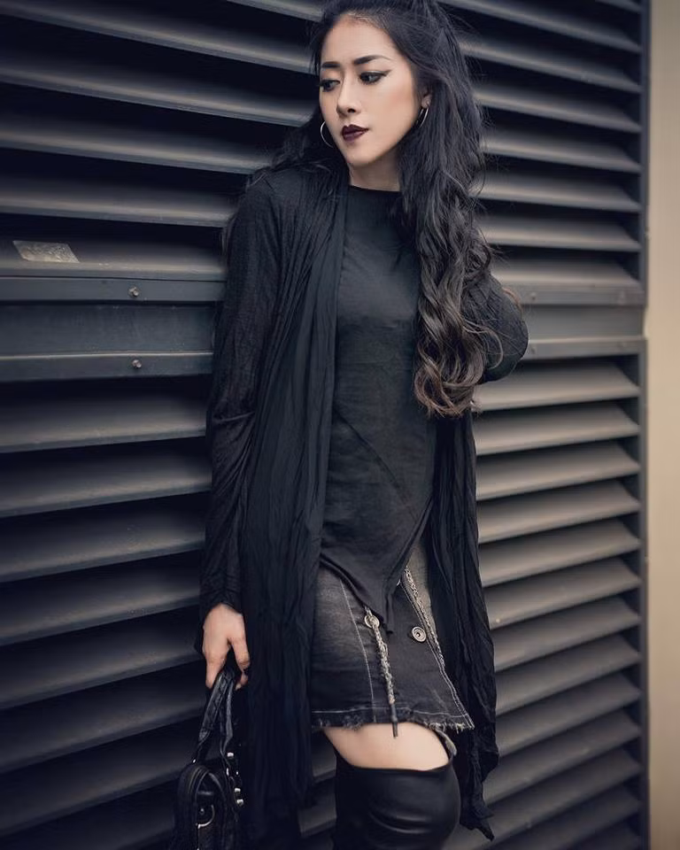 Với gout thẩm mỹ tốt cộng với thân hình quyến rũ, hot girl Quảng Bình không khó để chọn cho mình một hướng thời trang mang đậm chất riêng bao gồm: độc, lạ, mạnh mẽ và quyến rũ.