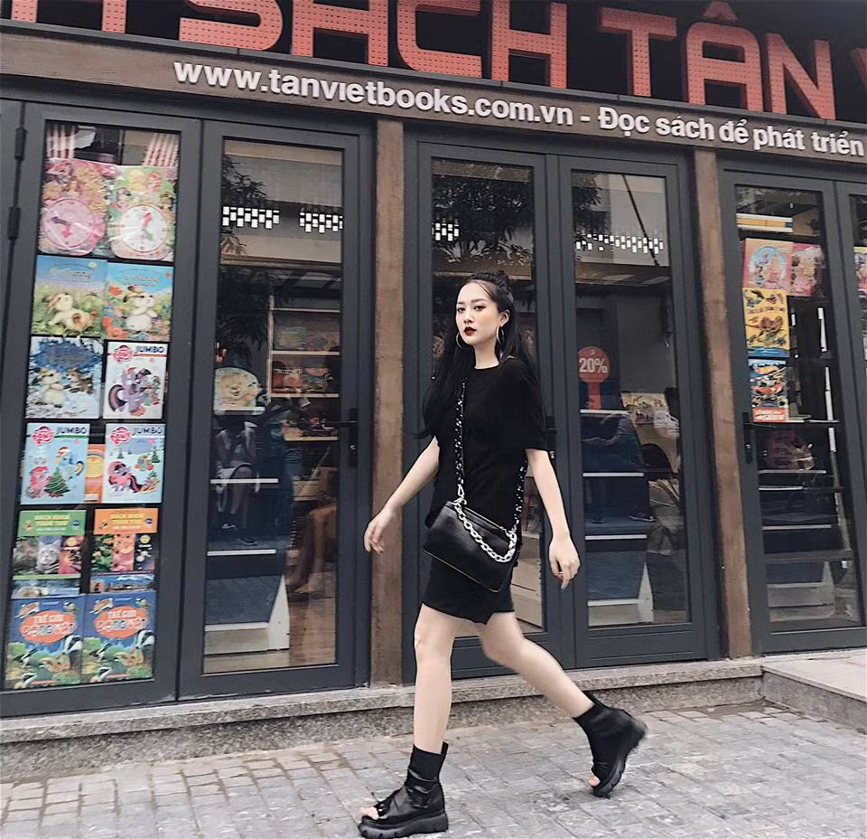 Nếu theo dõi thường xuyên trang cá nhân của Mai Sương, dân mạng dễ dàng nhận ra rằng tông màu chiếm ưu thế trong tủ quần áo của cô gái 9X này là màu đen. Bởi cô cho rằng đen là kẻ uy quyền, là nổi loạn, điềm đạm, sang trọng, bí ẩn hay thậm chí là tinh khôi.