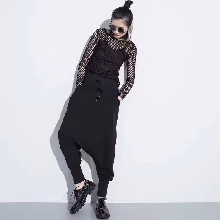 Cũng chính bởi vậy, cô gái Quảng Bình này nhanh chóng sở hữu lượng fan khủng lên tới hơn 100.000 người trên trang cá nhân của mình. Mỗi bức ảnh của Mai Sương đăng tải, đều được những tín đồ thời trang mà đặc biệt là những bạn trẻ sở hữu phong cách cá tính theo dõi khá nhiệt tình.