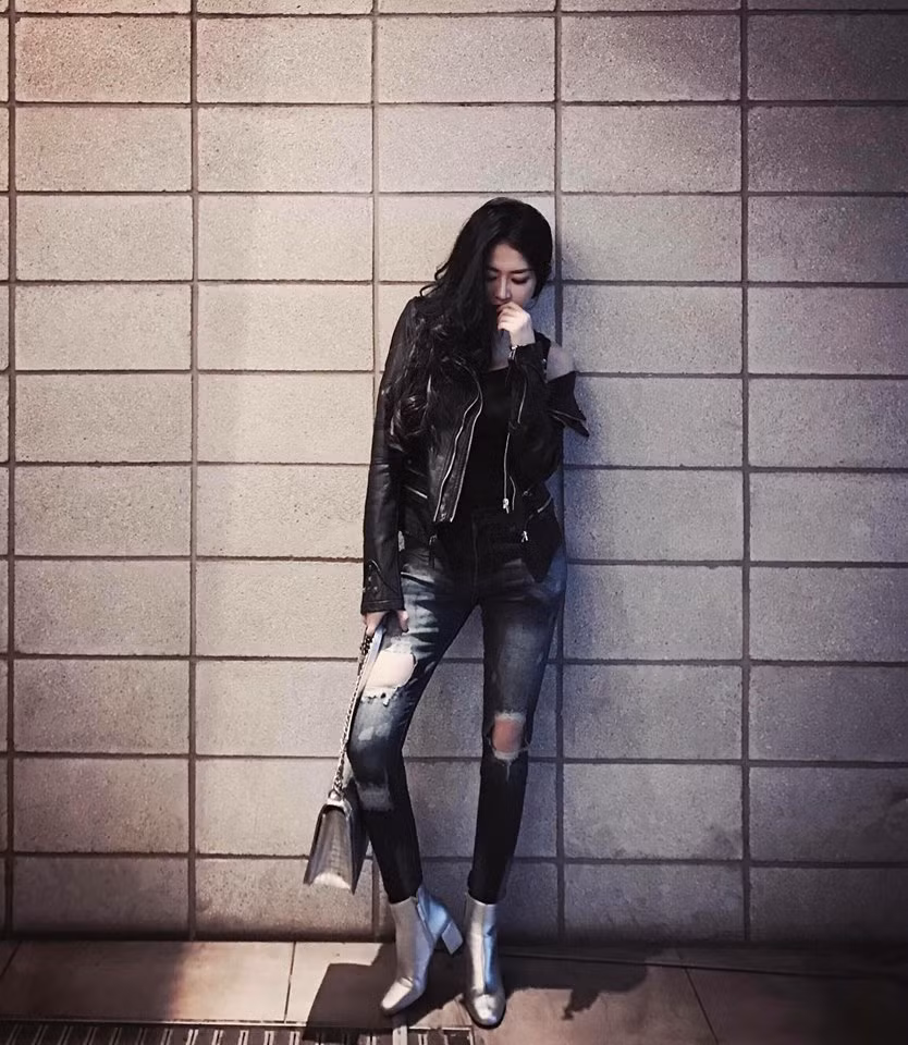 Được biết, công việc hiện tại của Mai Sương là mẫu ảnh và kinh doanh thời trang. Mới đây, cô còn làm mẫu ảnh trong những bộ sưu tập của chính thương hiệu thời trang mang tên mình.