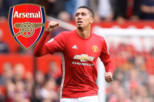 Thành London đại chiến vì Chris Smalling: Sau Arsenal, đến lượt Tottenham cũng đánh tiếng muốn có trung vệ Chris Smalling của M.U. Cựu cầu thủ Fulham đang bị đồn đoán sẽ phải ra đi ngay trong hè này sau sự xuất hiện của tân binh Victor Lindelof. Daily Mirror tiết lộ, "Gà trống" đang tạm thời nắm lợi thế trước kình địch Arsenal trong thương vụ này. Ảnh: Mirror