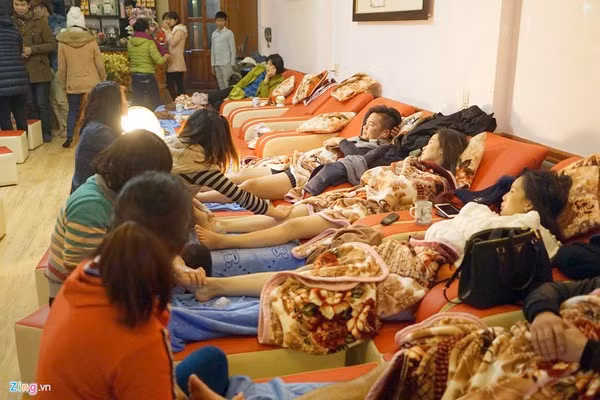 Dọc phố Cầu Mây không chỉ là những quán cà phê, hàng loạt khách sạn, nhà nghỉ có vị trí siêu đẹp mà còn có những cửa tiệm massage với đủ loại hình massage chân, massage toàn thân, tắm nước lá, trong đó nổi bật nhất là dịch vụ massage chân với các gói 30 phút, 60 phút.