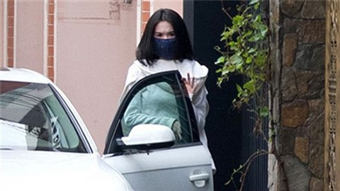 Chứng kiến những hình ảnh này, nhiều dân mạng bày tỏ sự thú vị và bình luận rằng, ô tô với hội chị em ở mùa hè chỉ hơn xe máy là có hệ thống điều hòa chứ chẳng còn mang nhiều ý nghĩa về mặt sang chảnh.