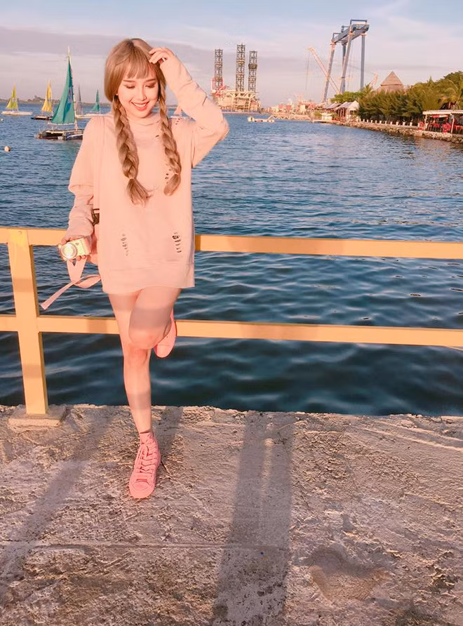 Còn có thành viên so sánh các "chỉ số" giữa Linh Ka và Thanh Thanh, Facebook cá nhân của cô nàng đến từ Sài Thành hiện đang có hơn 350.000 lượt theo dõi, với fanpage là hơn 560.000 và Instagram là 105.000 follow.