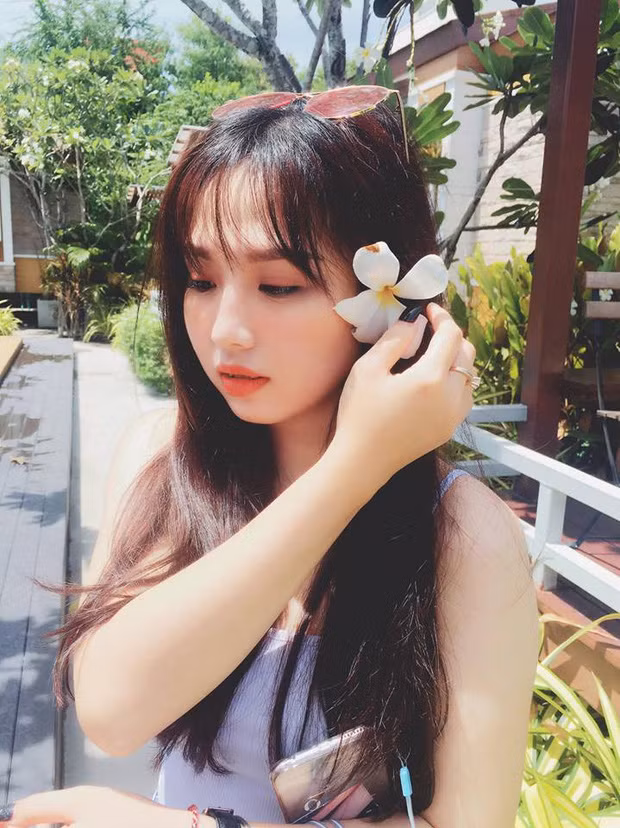 Bên cạnh đó, với gương mặt khá ưa nhìn Thanh Thanh còn là mẫu ảnh thường xuyên hiện trong các bộ ảnh thời trang và đại diện hình ảnh cho các hãng mỹ phẩm, nước giải khát.