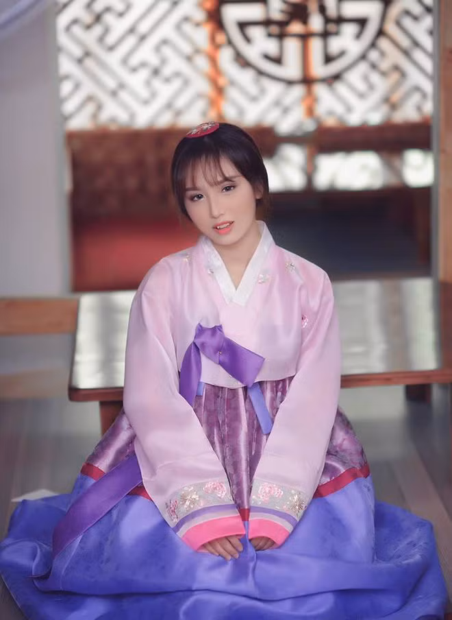 Cô nàng 22 tuổi này không phải là một cái tên quá xa lạ với các bạn trẻ, nhất là những ai hâm mộ series phim ngắn "Phim cấp 3" được phát sóng trên Youtube. Thanh Thanh cũng tham gia diễn xuất trong một series phim học đường khác mang tên "Phim sắp ra".