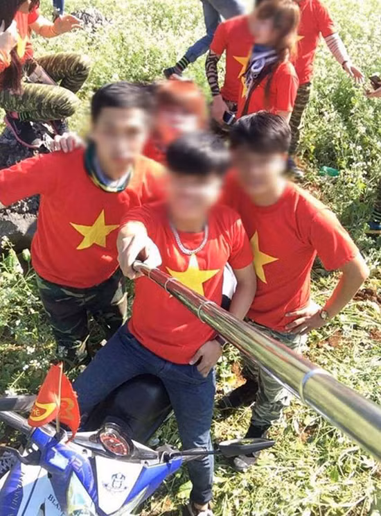 Việc này khiến cho nhiều người dân tại Hà Giang cũng như rất nhiều cư dân mạng bức xúc. Với người dân Hà Giang, tam giác mạch là loại cây cứu đói của họ trong mùa giáp hạt. Hành động dẫm đạp lên loài cây này khiến những người dân nơi đây sẽ bị thất thu về số lượng.