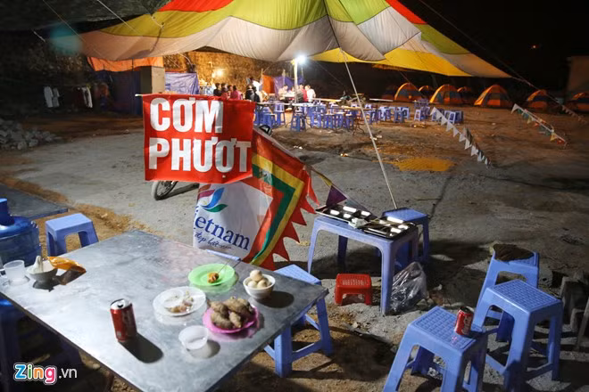 Những hàng cơm cũng được BTC phục vụ các du khách tại trung tâm Lễ hội hoa tam giác mạch Hà Giang.