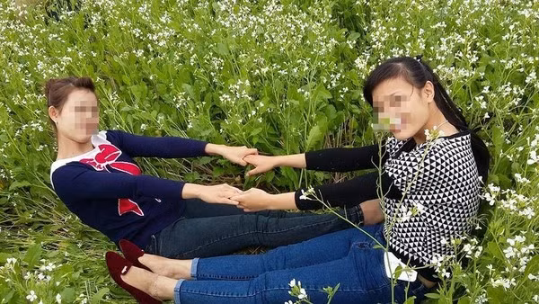 Họ vẫn tự tin và vui vẻ khi ngang nhiên ngồi đè lên loài hoa đẹp đẽ này.