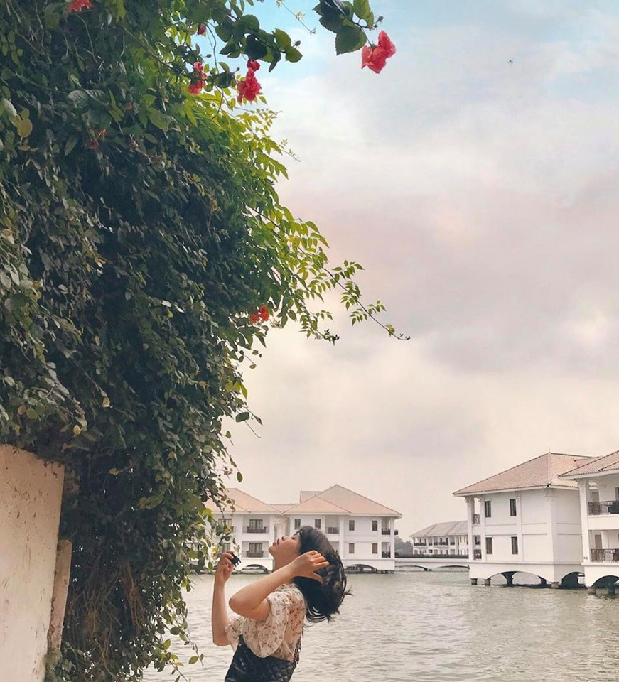 Tuy nhiên, cũng có nhiều ý kiến cho rằng địa điểm này trước kia chưa nổi tiếng thì còn "chill" và bình lặng, chứ giờ thì đông khiến chỗ ngồi không còn thoáng nữa.