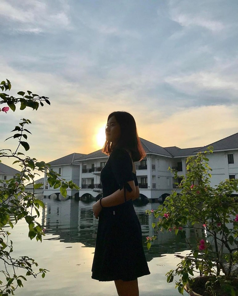 Đây là khu khách sạn bên hồ Tây, được thiết kế sang chảnh với tone màu màu trắng chủ đạo. Khi chụp ảnh lên và hòa hợp với khung cảnh xung quanh, khu khách sạn này trông chẳng khác nào một cầu cảng.