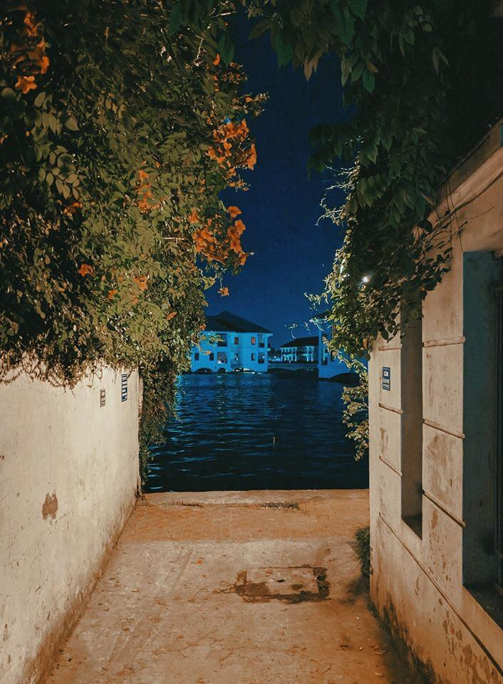 Góc hẻm nhỏ với view nhìn ra hồ Tây và những block nhà màu trắng lênh đênh trên mặt nước, được điểm tô bởi hai bờ tường có phần cũ kỹ rợp những dàn dây leo, hoa cỏ.