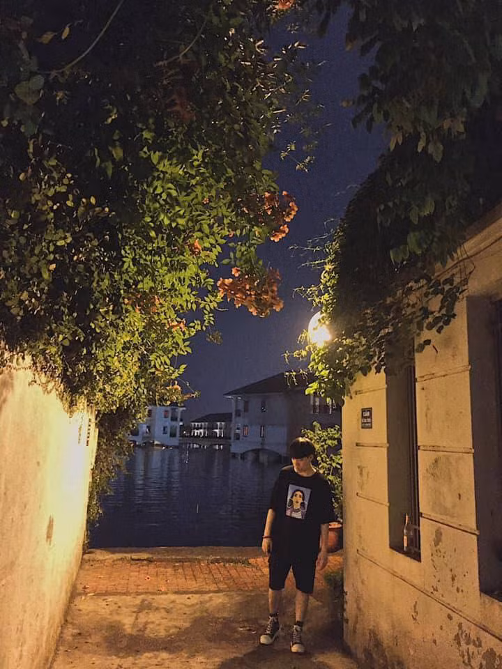 "hớp hồn" bất cứ ánh mắt nào chỉ qua cái nhìn đầu tiên vì không nghĩ ở Hà Nội hay hồ Tây rộng lớn mà lại có một góc trông cực lãng mạn đến thế.