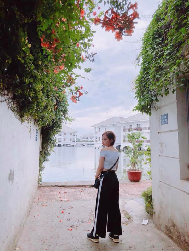 Dù sao đi nữa, với vẻ đẹp thơ mộng và hiếm gặp thế này, góc check-in tại đây nên được đưa vào checklist của những ai muốn có một bức ảnh đẹp, lạ và đầy lãng mạn tại thủ đô Hà Nội.