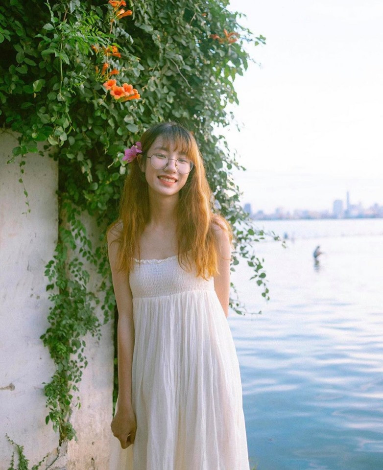 Theo nhận xét của nhiều bạn trẻ, góc check-in này nếu ghé vào buổi tối còn đẹp và lãng mạn hơn nữa. Lúc đó, bày ra vài lon bia rồi ngồi huyên thuyên tâm sự cùng bạn bè bên mặt nước hồ Tây mát mẻ thì không còn gì "chill" bằng.