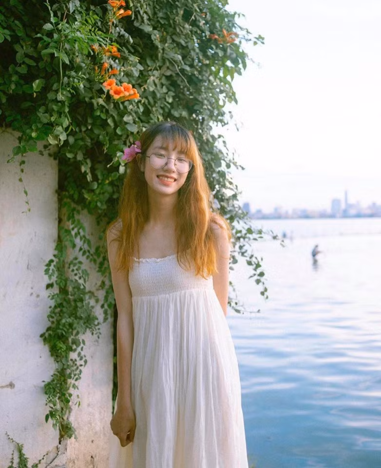 Theo nhận xét của nhiều bạn trẻ, góc check-in này nếu ghé vào buổi tối còn đẹp và lãng mạn hơn nữa. Lúc đó, bày ra vài lon bia rồi ngồi huyên thuyên tâm sự cùng bạn bè bên mặt nước hồ Tây mát mẻ thì không còn gì "chill" bằng.