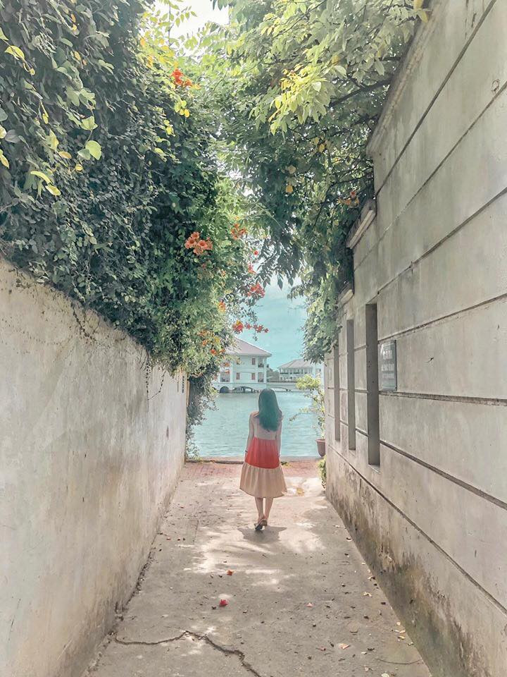 Dạo gần đây, người dùng Facebook được dịp trầm trồ trước những bức hình chụp tại một con ngõ nhỏ dẫn ra hồ Tây đầy thơ mộng. Ngay lập tức, ai cũng comment bên dưới các bài đăng trên fanpage truy tìm địa chỉ cho bằng được.