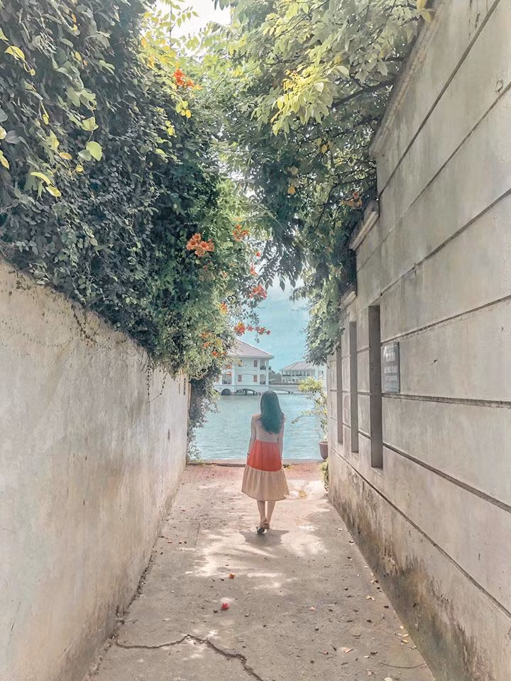 Dạo gần đây, người dùng Facebook được dịp trầm trồ trước những bức hình chụp tại một con ngõ nhỏ dẫn ra hồ Tây đầy thơ mộng. Ngay lập tức, ai cũng comment bên dưới các bài đăng trên fanpage truy tìm địa chỉ cho bằng được.