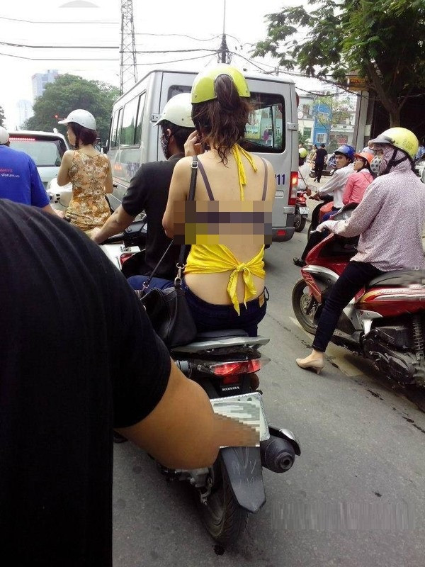 Theo nhiều người, các cô gái xinh đẹp, tự tin thì có quyền khoe những bộ phận đẹp của mình ra. Tuy nhiên, ngay lập tức ý kiến này đã bị bác bỏ, thậm chí còn bị ném đá nặng nề bởi nó phá đi nét thuần phong mỹ tục của người Việt xưa.