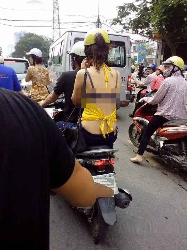 Theo nhiều người, các cô gái xinh đẹp, tự tin thì có quyền khoe những bộ phận đẹp của mình ra. Tuy nhiên, ngay lập tức ý kiến này đã bị bác bỏ, thậm chí còn bị ném đá nặng nề bởi nó phá đi nét thuần phong mỹ tục của người Việt xưa.