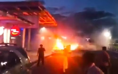 Da Nang: O to bong dung boc chay o san bay