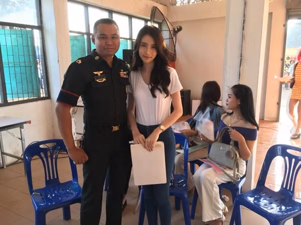 Sự xuất hiện của Hoa hậu chuyển giới thu hút sự chú ý, thậm chí một nhân viên tại khu vực khám nghĩa vụ cũng phải xin chụp ảnh chung với Yoshi.