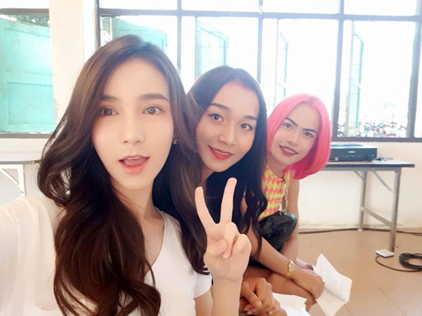 Đi cùng với Yoshi là rất nhiều các cô nàng đã chuyển giới đến để khám nghĩa vụ quân sự.