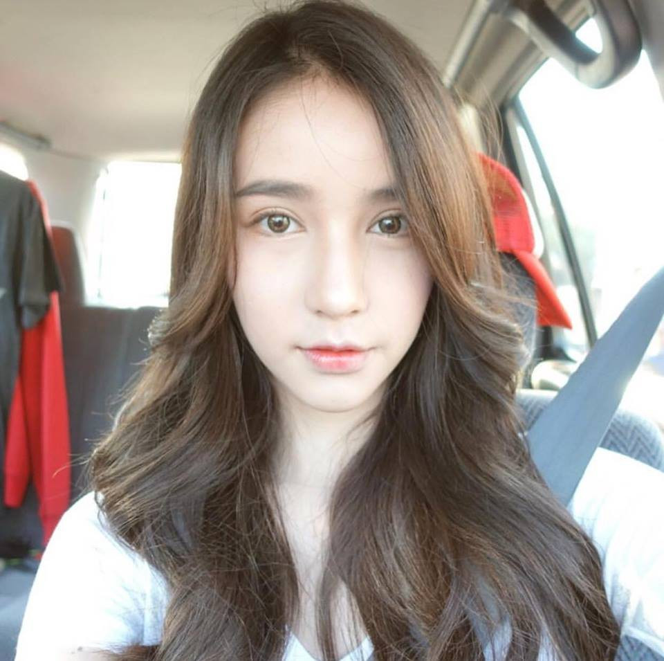 Vẻ đẹp của Yoshi giúp cô đăng quang cuộc thi Hoa hậu Chuyển giới Thái Lan và trở thành Á hậu cuộc thi Miss International Queen chỉ sau Nguyễn Hương Giang của Việt Nam.