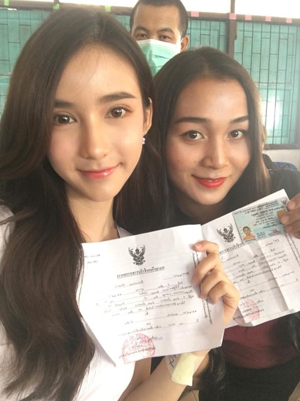 Luật pháp Thái Lan quy định tất cả nam thanh niên đến 21 tuổi đều phải thực hiện nhiệm vụ này và các cô gái chuyển giới không phải là ngoại lệ nên tân Hoa hậu chuyển giới Yoshi Rinrada cũng phải tới điểm khám.