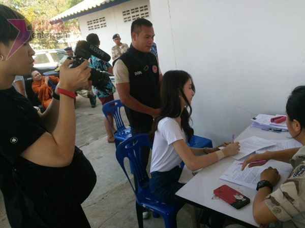 Yoshi là người đẹp đã chuyển giới hoàn toàn về mặt sinh học và có đầy đủ giấy tờ chứng thực nên được cấp giấy chứng nhận miễn trừ đi nghĩa vụ quân sự.