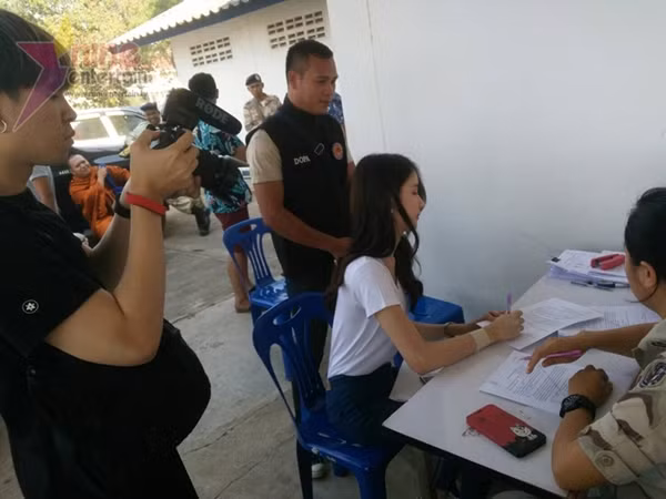 Yoshi là người đẹp đã chuyển giới hoàn toàn về mặt sinh học và có đầy đủ giấy tờ chứng thực nên được cấp giấy chứng nhận miễn trừ đi nghĩa vụ quân sự.