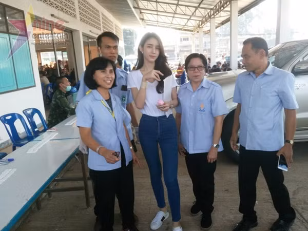 Với lối trang điểm nhẹ nhàng, Yoshi khẳng định nhan sắc đẹp xuất sắc nổi bật tại nơi đăng ký khám nghĩa vụ quân sự.