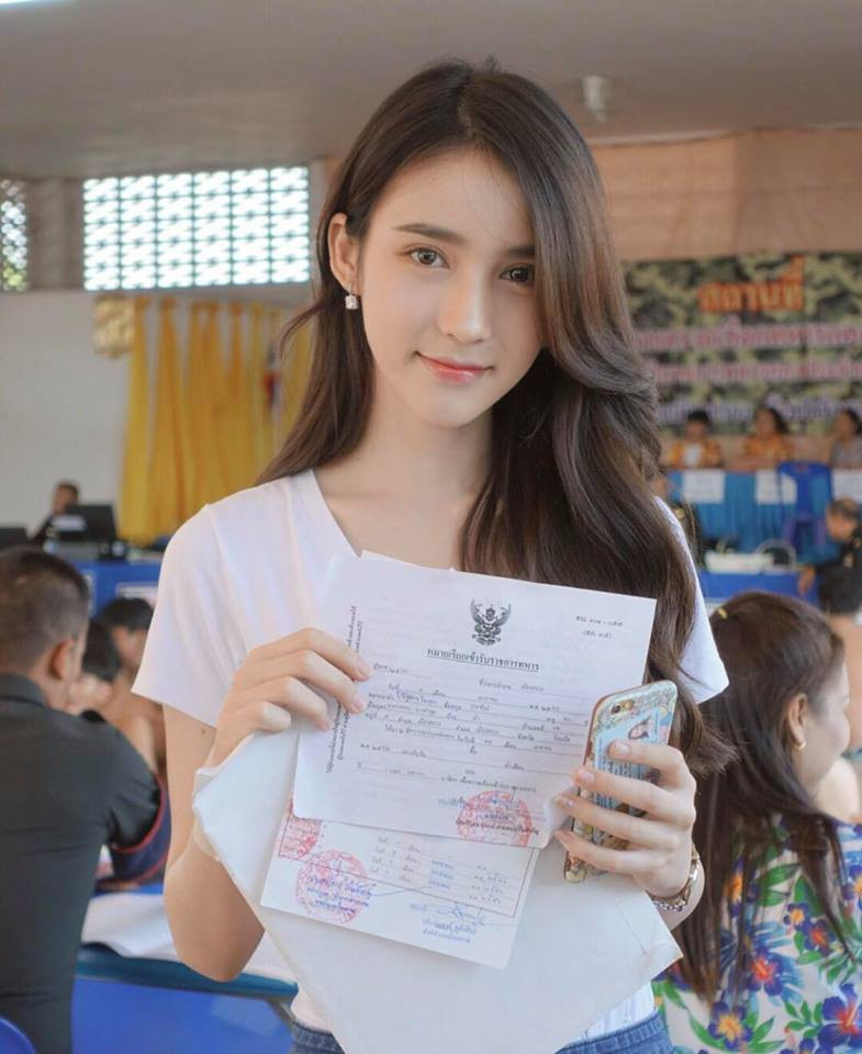 Yoshi Rinrada là đương kim Hoa hậu chuyển giới Thái Lan, cô nàng này gây chú ý bằng sắc đẹp từ khuôn mặt cho đến hình thể. Thậm chí, cô khiến không ít chị em là phụ nữ phải ghen tị vì nhan sắc cực vi diệu của mình.