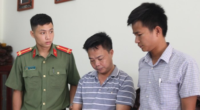 CQĐT thực hiện biện pháp tố tụng đối với đối tượng Nguyễn Đức Trọng (giữa)