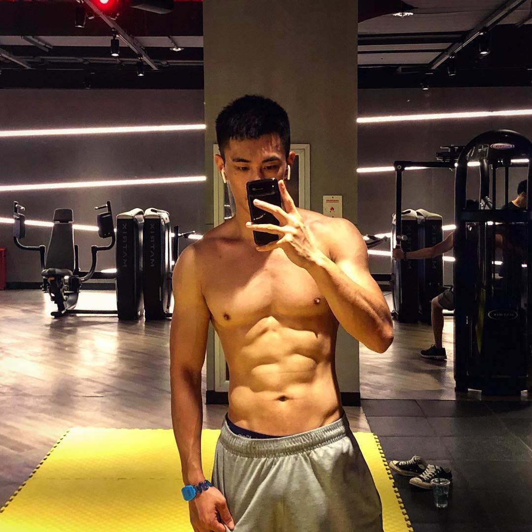 Chu Hoạn Lâm hay nickname là Peter là một nam HLV thể hình đến từ Trung Quốc. Anh chàng này "gây mê" hội chị em bằng ngoại hình điển trai như diễn viên điện ảnh, với gương mặt góc cạnh, nam tính cùng chiều cao ấn tượng 1m86