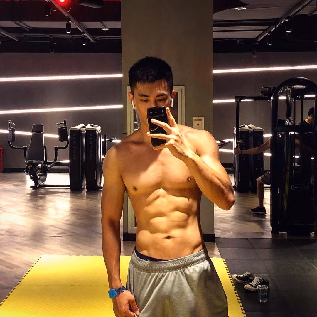 Chu Hoạn Lâm hay nickname là Peter là một nam HLV thể hình đến từ Trung Quốc. Anh chàng này "gây mê" hội chị em bằng ngoại hình điển trai như diễn viên điện ảnh, với gương mặt góc cạnh, nam tính cùng chiều cao ấn tượng 1m86