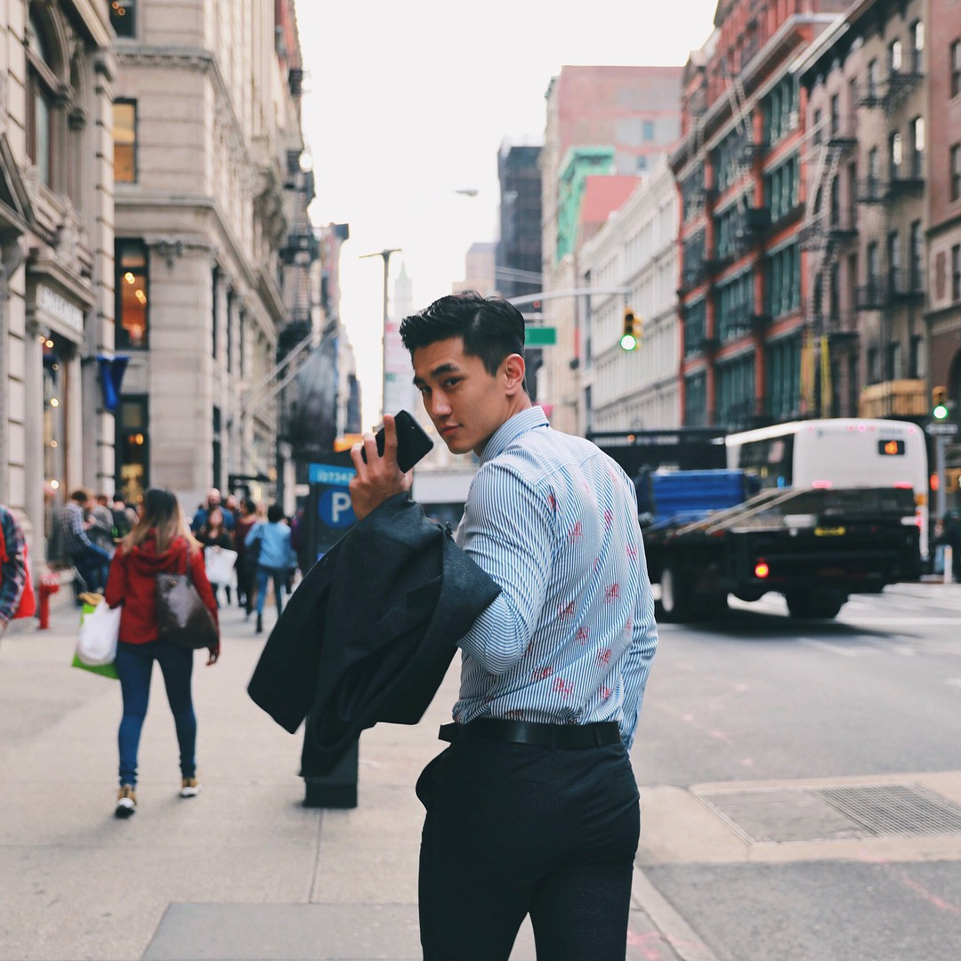 Khí chất và ngoại hình của Chu Hoạn Lâm không thua kém gì tài tử điện ảnh đó là nhận xét của đa số các chị em khi bị nam thần phòng gym này mê hoặc.