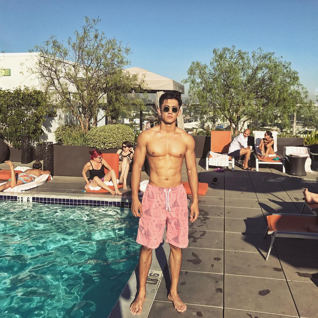 Sở thích của Peter lúc rảnh rỗi là đi du lịch. Anh chàng cũng là người sống rất tình cảm và thương mẹ nữa.