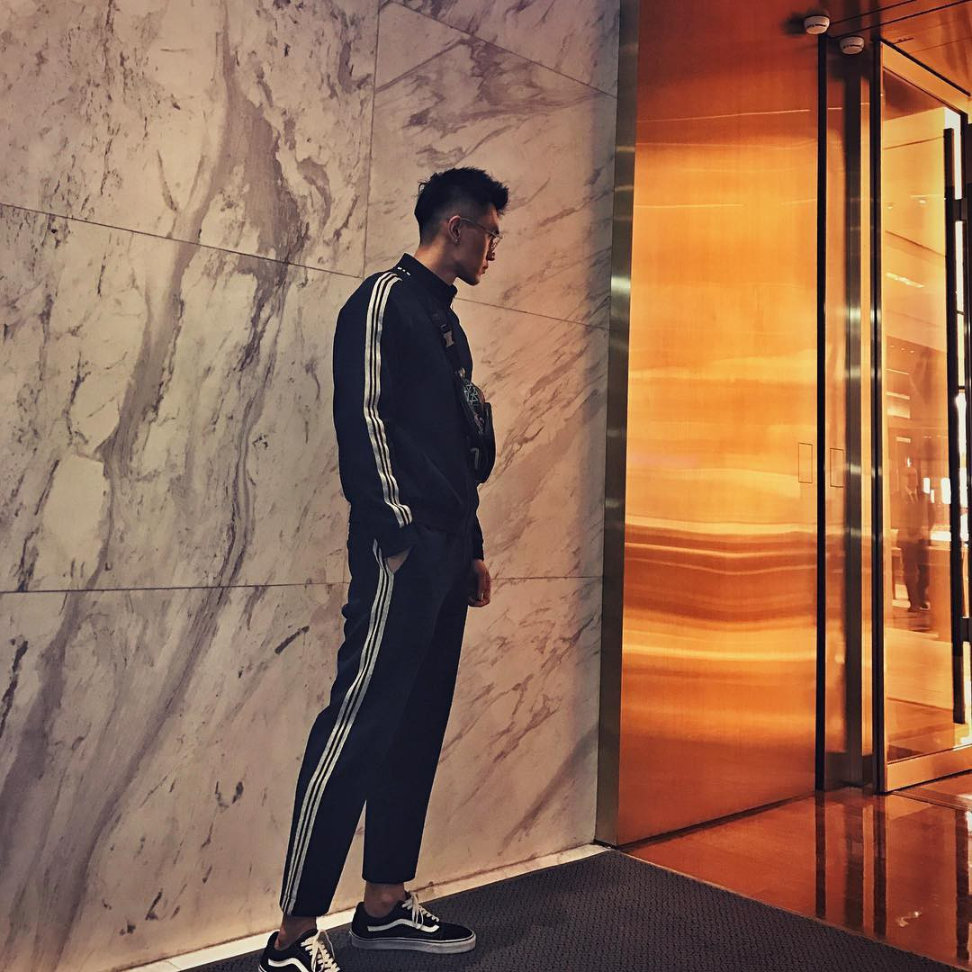 Thường ngày, Peter sở hữu gu ăn mặc khá đơn giản và năng động nhưng nhờ vóc dáng cao ráo, cân đối nên dù diện trang phục gì thì trông anh chàng cũng như đang bước đi trên sàn catwalk.